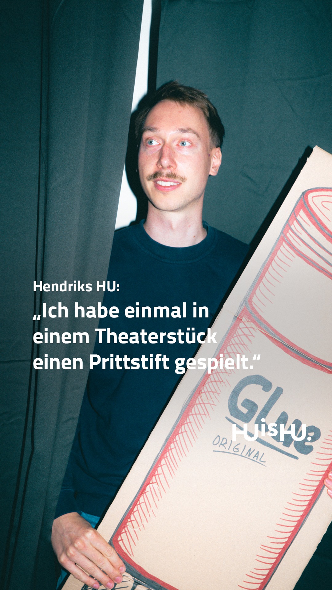 Ich bin’s, Hendrik!⁠
⁠
Meine Bühnenkarriere startete schon in meiner Schulzeit – endete dort allerdings auch wieder. Doch ich durfte immerhin einen Prittstift verkörpern! Wow! ⁠
⁠
Von dieser Erfahrung ist bei mir kleben geblieben, dass mit etwas Vorstellungskraft alles möglich ist. Und dass keine Idee zu verrückt ist. Nicht nur bei Schultheaterstücken.