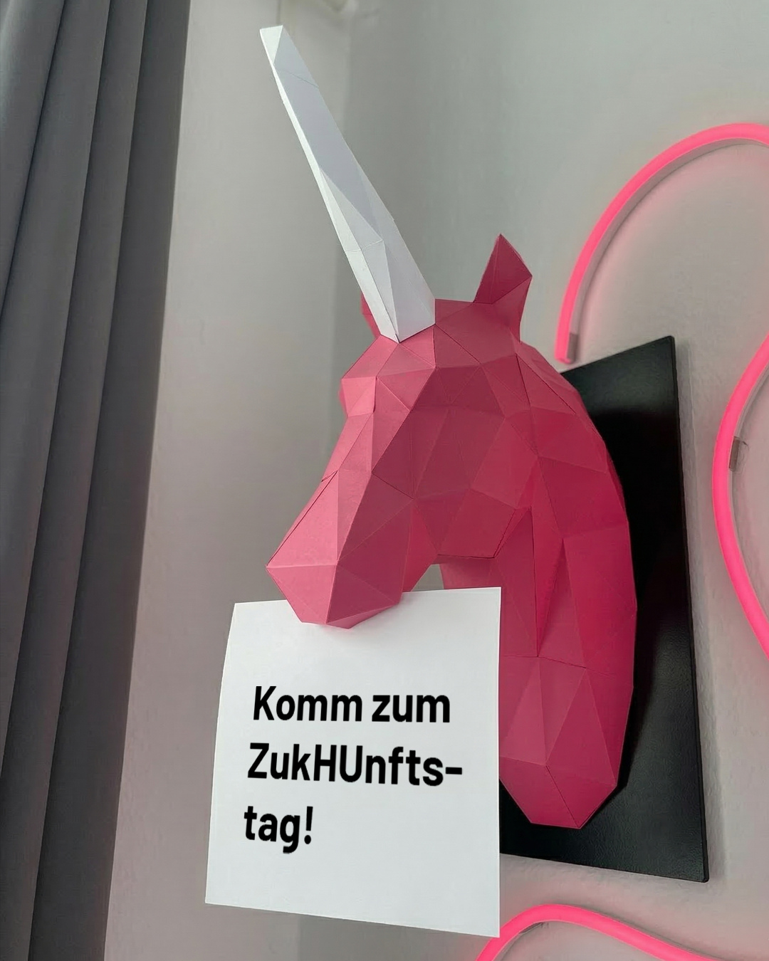 🤫 Psst! Wir geben dir einen extrem geheimen Einblick in die Welt der Werbung!⁠
⁠
Beim Zukunftstag am 23. April geht's rund bei uns. 🌈 🦄 Es erwartet dich ein kreativer Tag voller Spaß:⁠
⁠
🤩 Social Media & Kampagnen kennenlernen⁠
👀 Behind the scenes of Werbung sehen⁠
🎬 Eigenen Content erstellen⁠
🍕 Pizzapause gönnen⁠
⁠
💌 Sicher dir jetzt deinen Platz. ⁠
Schreib uns eine DM oder eine Nachricht an johanna@huishu-agentur.de!